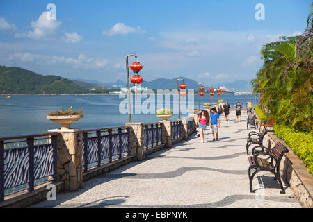 Les gens qui marchent le long de la promenade, Discovery Bay, Lantau, Hong Kong, Chine, Asie Banque D'Images