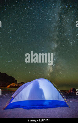 Vue de nuit sur la Voie Lactée avec illuminé tente en premier plan, plage de l'Himalaya, Sonora, Mexique, Amérique du Nord Banque D'Images