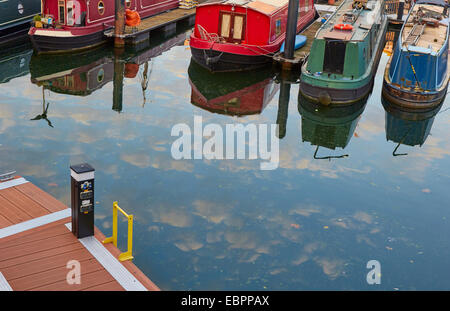 Les péniches et bateaux amarrés dans Limehouse Basin près d'un point de recharge électrique Europe Angleterre Londres Banque D'Images
