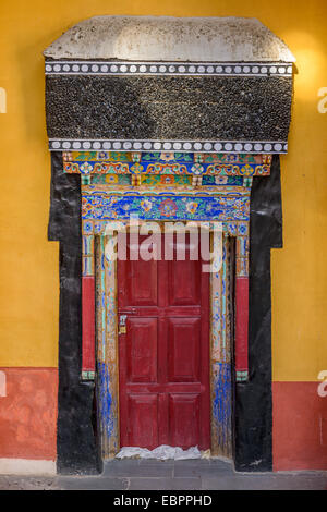 Décorations complexes sur une porte à Thiksey monastère (Gompa), Ladakh, Himalaya, Inde, Asie Banque D'Images