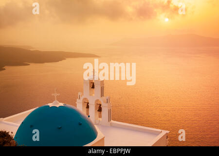 Dôme bleu et clocher au coucher du soleil, Saint Gerasimos l'église et de l'Aegean Sea, Firostefani, Fira, Santorini, Cyclades, Grèce Banque D'Images