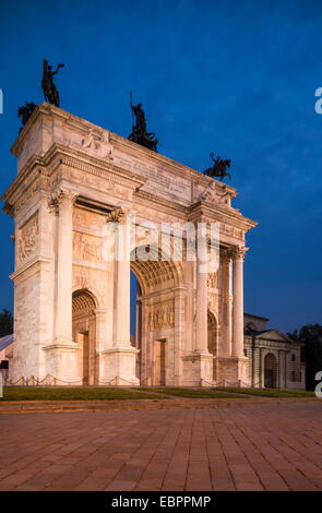 Arc de la paix la nuit, Piazza Sempione, Milan, Lombardie, Italie, Europe Banque D'Images