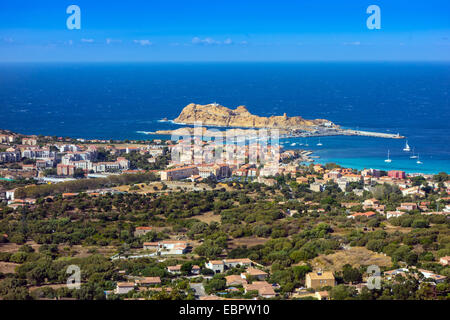 Promontoire rocheux et HARBOUR HARBOUR L' Ile-Rousse, Corse Banque D'Images