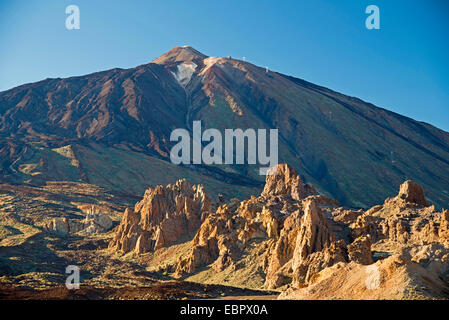Plateau d'Ucanca avec Roques de Garcia, formations de lave, Pico de Teide en arrière-plan, Iles Canaries, Tenerife, le Parc National du Teide Banque D'Images