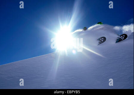 Freerider en rétro-éclairage, France, Savoie, Tarentaise, La Plagne Banque D'Images