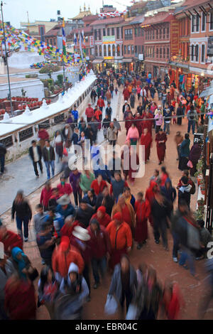 La Marche des pèlerins autour de stupa Boudhanath, Népal, Katmandou, Bodnath, Bodnath Banque D'Images