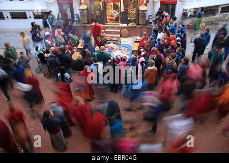 La Marche des pèlerins autour de stupa Boudhanath, Népal, Katmandou, Bodnath, Bodnath Banque D'Images