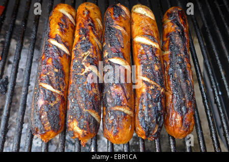 Barbecue saucisses sur un grill Banque D'Images