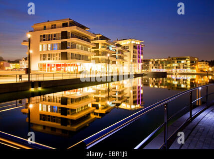 Centre médical sur le Phoenix Lake front dans la soirée, l'Allemagne, en Rhénanie du Nord-Westphalie, Ruhr, Dortmund Banque D'Images