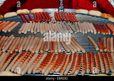 Les saucisses sur le barbecue grill pivotant, Allemagne Banque D'Images