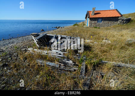 Bateau en bois patiné à la côte suédoise d'Oeland, la Suède, l'Oeland Banque D'Images