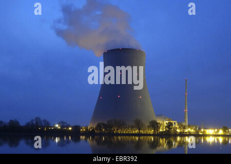 Nuclear power plant Ohu la nuit, l'Allemagne, la Bavière, l'Isar Banque D'Images