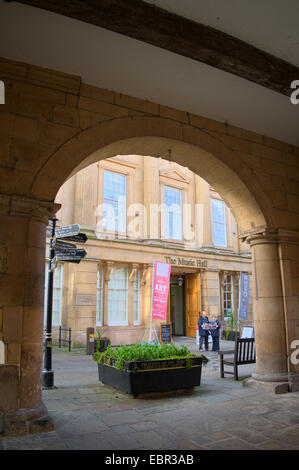 Shrewsbury, musée et galerie d'art vu à travers une arche de l'hôtel de ville sur la place, Shrewsbury, Shropshire, Angleterre. Banque D'Images