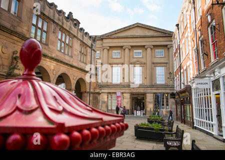 Shrewsbury, musée et galerie d'Art à côté de l'hôtel de ville et victorien post box, Shropshire, England, UK Banque D'Images