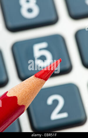 Crayon rouge et une calculatrice. icône image pour rationaliser et économiser Banque D'Images