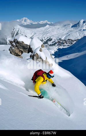 Skieur sur le run à l'Ski-Ressort La Plagne ; en arrière-plan le Mont Blanc, France, Savoie Banque D'Images