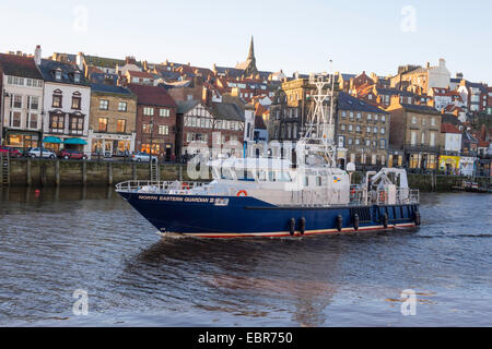 Le nord-est de Guardian lll bateau patrouilleur des pêches entrant dans le port de Whitby Banque D'Images