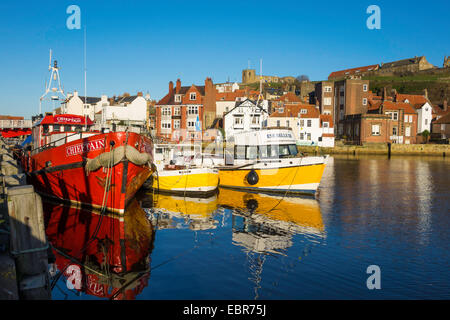 Bateau de pêche à la chef et deux sortie en mer des bateaux amarrés au quai de New Quay sur une journée ensoleillée winters à Whitby Banque D'Images
