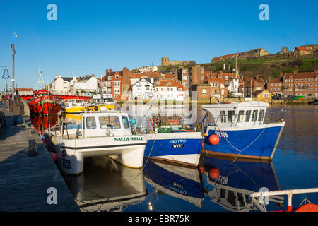 Les bateaux de pêche amarrés au quai de New Quay sur une journée ensoleillée winters à Whitby Harbour North Yorkshire UK Banque D'Images