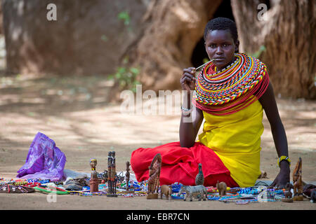 Femme Samburu et sa boutique, Kenya, Samburu National Reserve Banque D'Images