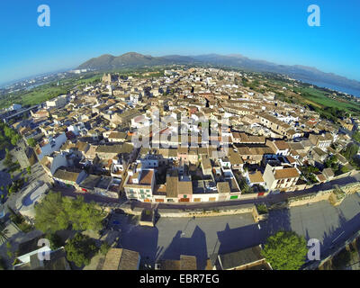 Vue aérienne de la vieille ville, Atalaya de Alcudia montagnes en arrière-plan, l'Espagne, Baléares, Majorque, Alcudia Banque D'Images