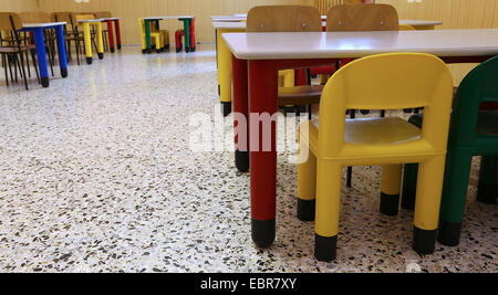 Des chaises d'un réfectoire de la cantine scolaire à l'école pour les enfants Banque D'Images