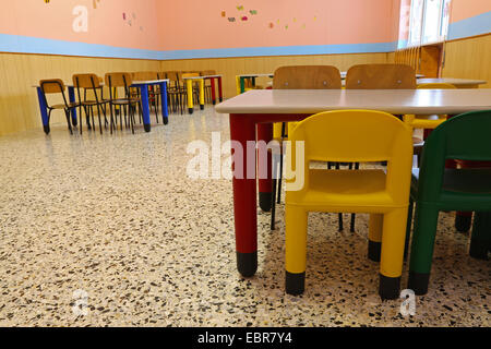 Des chaises d'un réfectoire de la cantine scolaire dans l'schoo Banque D'Images