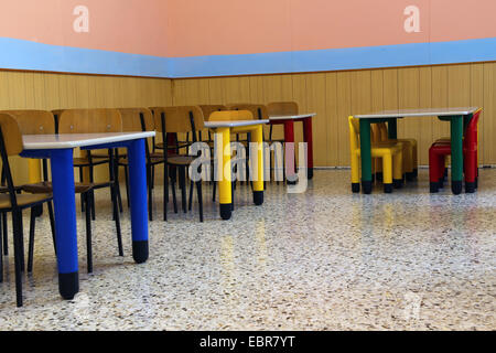 Petites chaises et tables d'un réfectoire de la maternelle Banque D'Images