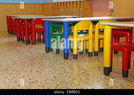 Les petites tables et chaises de couleur d'un réfectoire de la maternelle Banque D'Images