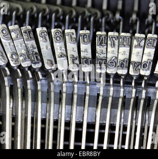 Marteaux en acier pour l'écriture avec une ancienne machine à écrire manuelle Banque D'Images