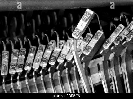 W marteaux pour l'écriture avec une ancienne machine à écrire manuelle Banque D'Images