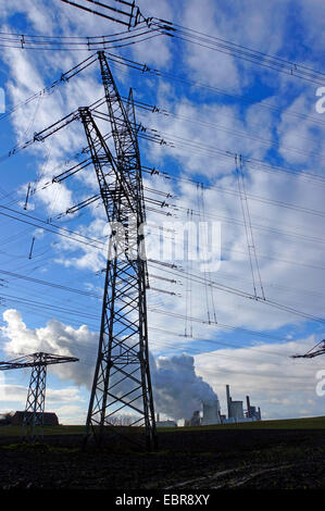 Poteaux d'électricité, Neurath Power Station de la région d'exploitation du lignite rhénan en arrière-plan, l'Allemagne, en Rhénanie du Nord-Westphalie, Neurath, Grevenbroich Banque D'Images