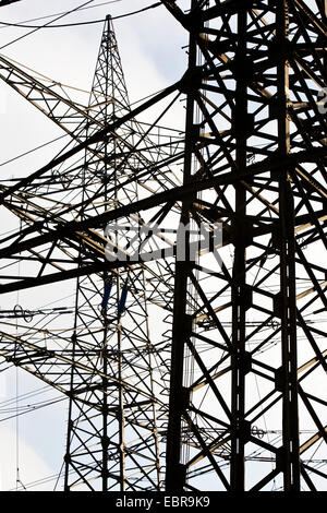 Des colonnes d'alimentation avec des lignes à haute tension, de l'Allemagne, Rhénanie du Nord-Westphalie Banque D'Images