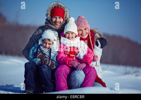 Famille heureuse de quatre en winterwear Banque D'Images