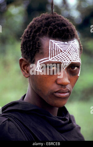 Portrait d'une jeune femme avec la peinture du visage traditionnels, Tanzanie Banque D'Images