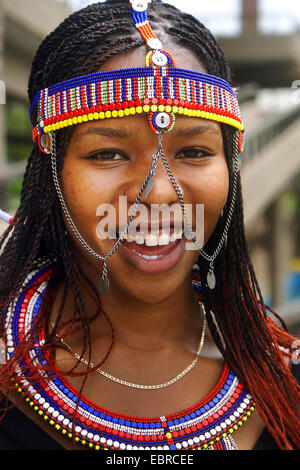 Portrait d'une jeune fille samburu, Kenya, Masai Mara Banque D'Images