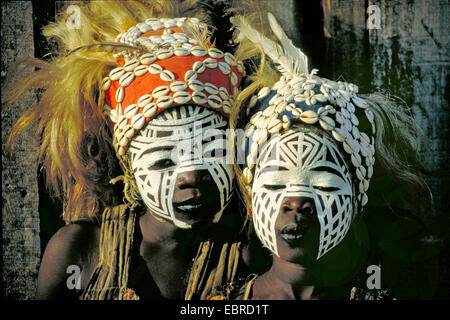 Deux filles avec la peinture du visage typique lors d'une fête vaudou, Côte d'Ivoire Banque D'Images