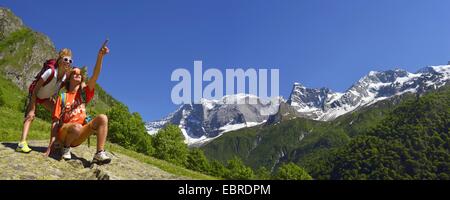 Deux randonneurs montrant quelque chose dans des paysages de montagne, Grande Casse en arrière-plan, France, Savoie, parc national de la Vanoise, la vallée de Champagny Banque D'Images