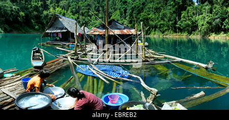 Lac de stockage avec des bateaux et des maisons de pêcheurs, les femmes, la cuisine de la Thaïlande, parc national de Khao Sok Banque D'Images