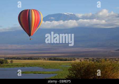 Ballon à air chaud safari avec vue sur le Kilimandjaro, le Parc national Amboseli, Kenya Banque D'Images