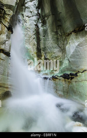 Cascade de la grotte calcaire Trollkirka (anglais : église de troll), Norvège, Fylke M°re og Romsdal Banque D'Images