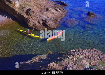 Kayaks de mer à la côte rocheuse, la France, la Provence, le Parc National des Calanques, La Ciotat Banque D'Images