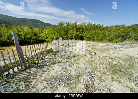 Clôture sur une dune à Corse, France, Corse Banque D'Images