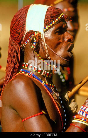 Samburu guerrier aux cheveux de couleur ocre, Kenya, Masai Mara Banque D'Images