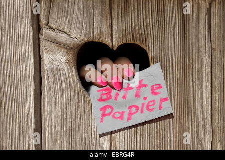 Trou de mise en forme de cœur à une porte en bois d'un appentis à l'avis 'veuillez loo papier', Allemagne, Bavière, Oberbayern, Haute-Bavière Banque D'Images