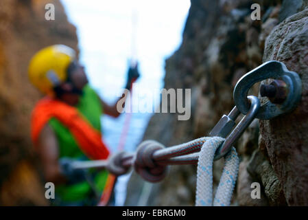 Mousqueton et corde pour le canyoning dans le canyon appelé Souffleur sur la falaise de La Ciotat, France, Provence, Parc National des Calanques, La Ciotat Banque D'Images