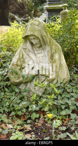Vierge Marie sur une tombe sur Waldfriedhof dans envahi Herdecke, Allemagne, Rhénanie du Nord-Westphalie, Ruhr, Herdecke Banque D'Images