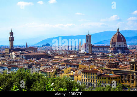 Vue depuis la Piazzale Michelangolo sur l'ancienne ville de Florence avec le Ponte Vecchio, Italie, Toscane, Florence Banque D'Images