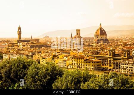 Vue depuis la Piazzale Michelangolo sur l'ancienne ville de Florence avec le Ponte Vecchio, Italie, Toscane, Florence Banque D'Images