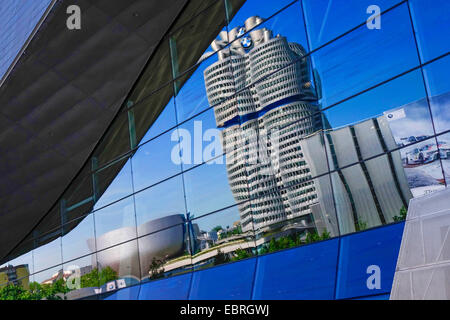 Bâtiment de BMW Munich mirroring sur le bardage en verre de la BMW World Building, Germany, Bavaria, Munich Banque D'Images